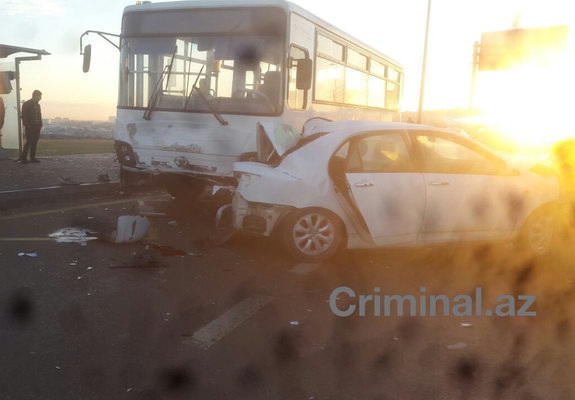 В Баку пассажирский автобус совершил аварию, есть погибший и раненые