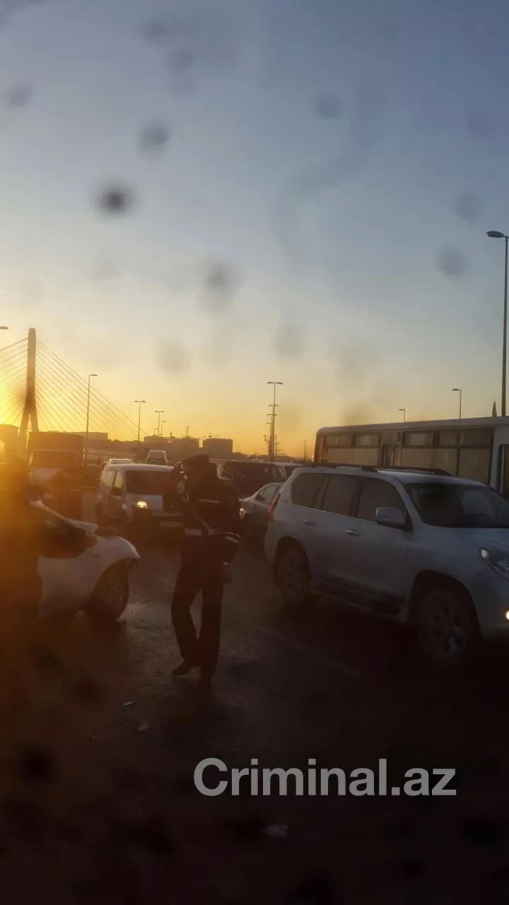 В Баку пассажирский автобус совершил аварию, есть погибший и раненые