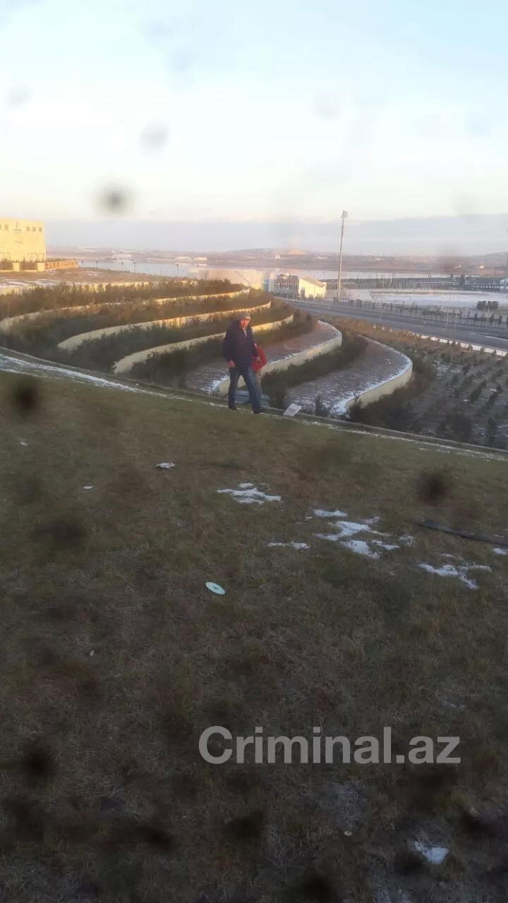 В Баку пассажирский автобус совершил аварию, есть погибший и раненые