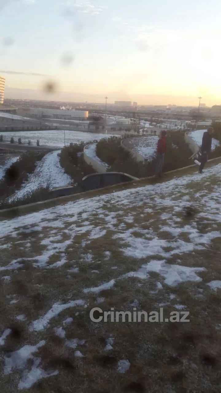 В Баку пассажирский автобус совершил аварию, есть погибший и раненые