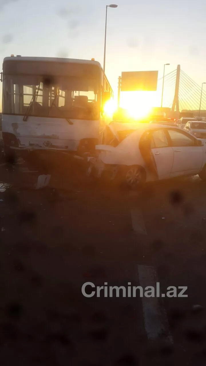 В Баку пассажирский автобус совершил аварию, есть погибший и раненые