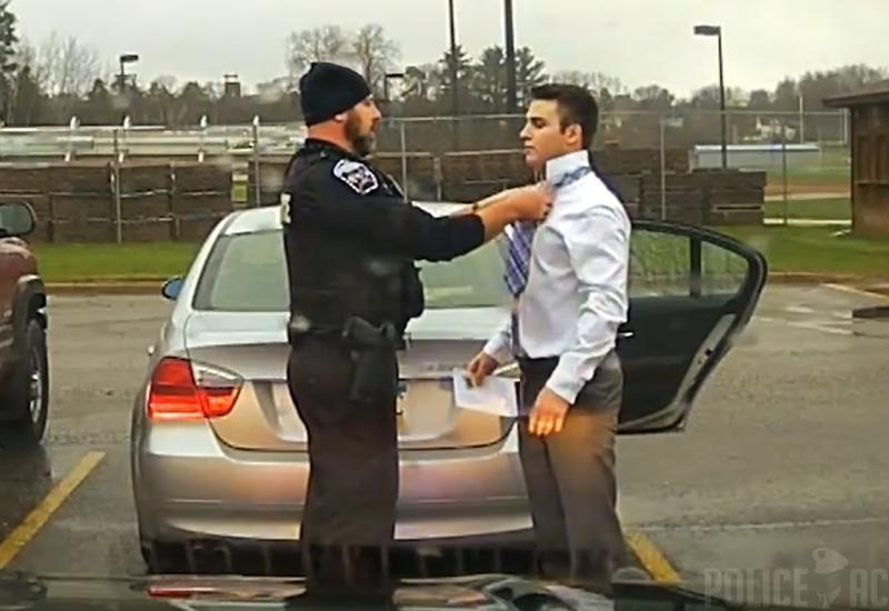 В США полицейский остановил нарушителя и помог ему завязать галстук