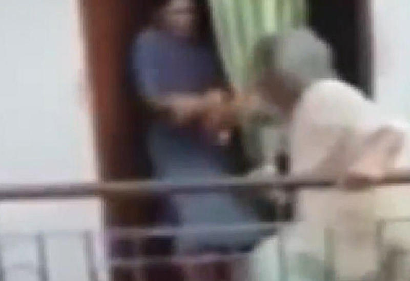 85 yaşlı anasını döydü