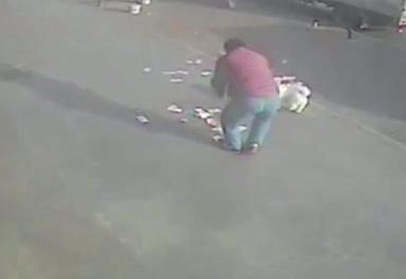 Доброта прохожих помогла мужчине сохранить деньги