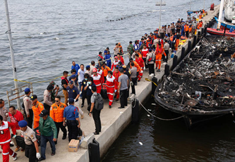 После пожара на пароме близ Джакарты погибли более 20 человек