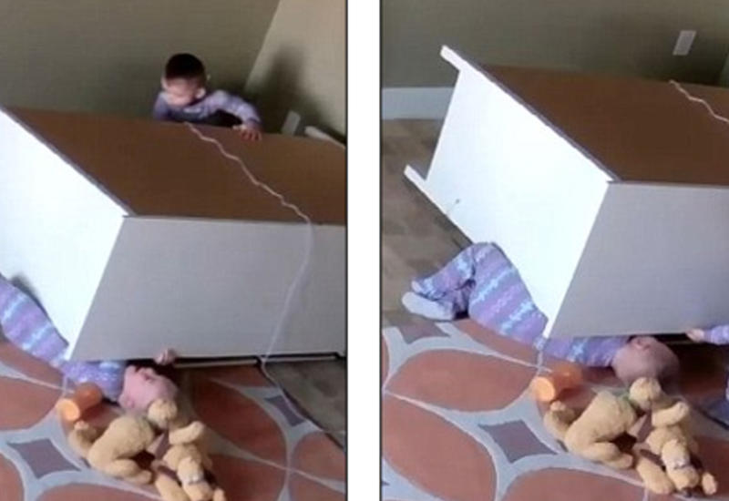 2-летний ребенок героически спас брата-близнеца, на которого рухнул комод