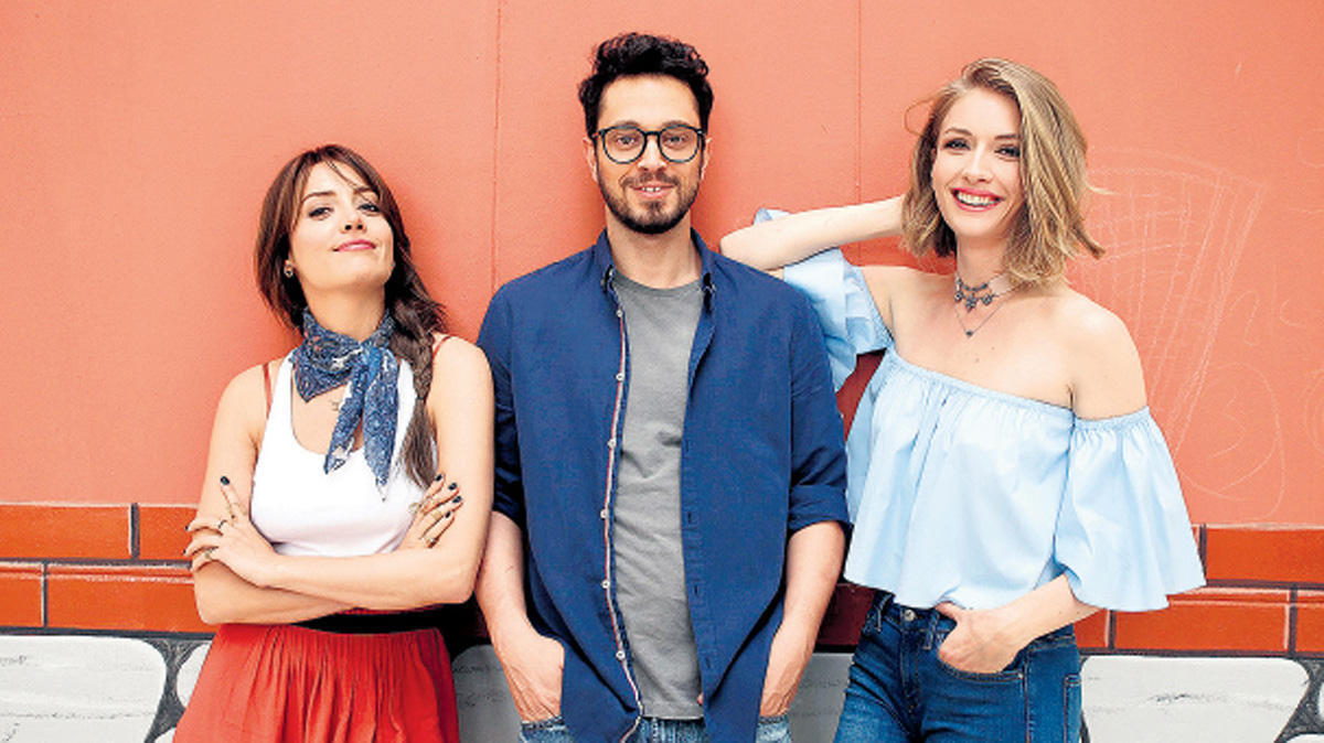 Murat Boz bu gün iki sarışın gözəllə Bakıya gəlir