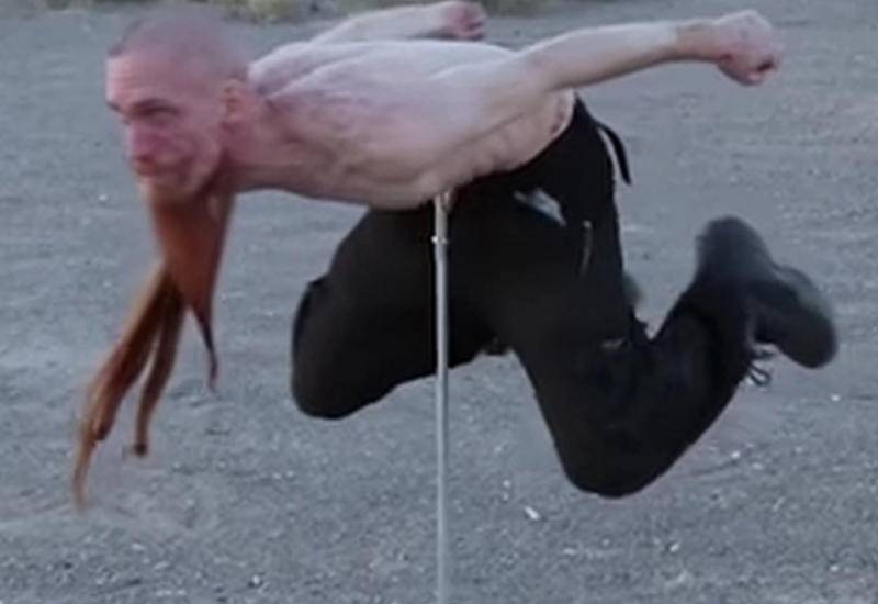 Трюкач научился балансировать животом на острие копья