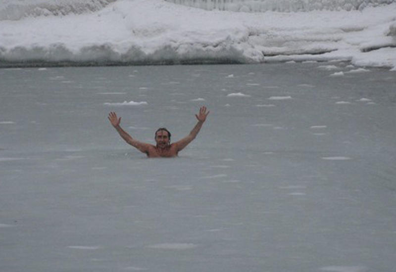 Московичи устроили праздничный заплыв в –30°C