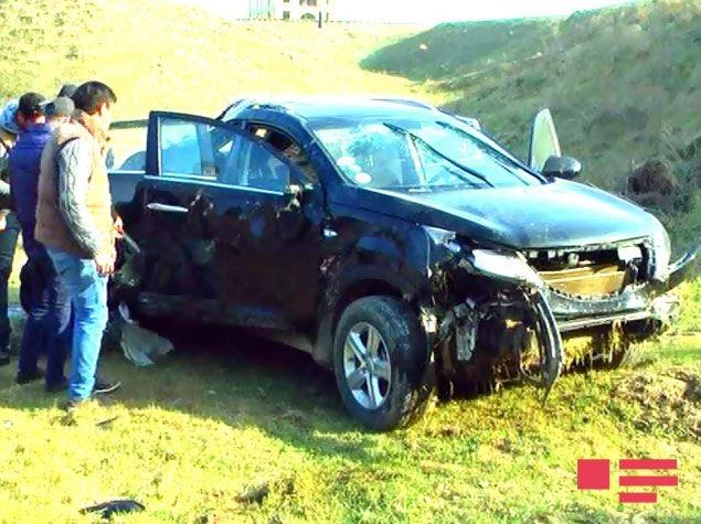 В Ширване автомобиль влетел в овраг