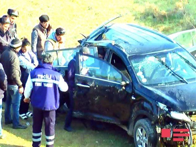 В Ширване автомобиль влетел в овраг