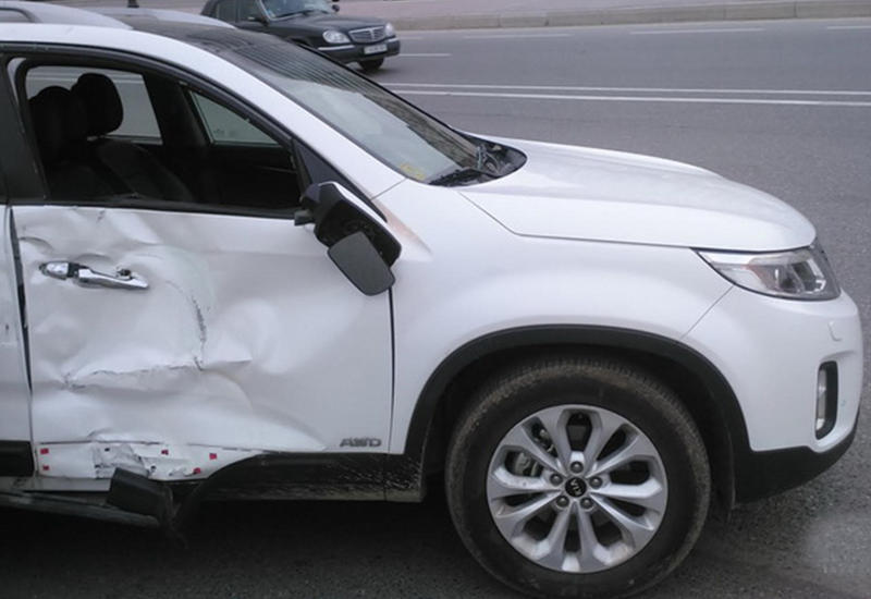 В Баку пассажирский автобус столкнулся с легковушкой