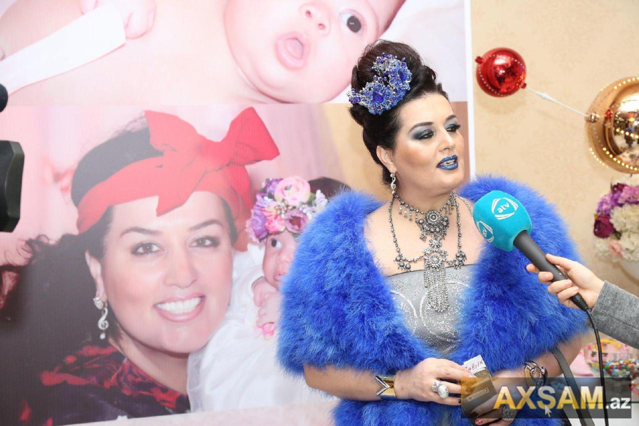 Elza yeni doğulan nəvəsi üçün qonaqlıq edib