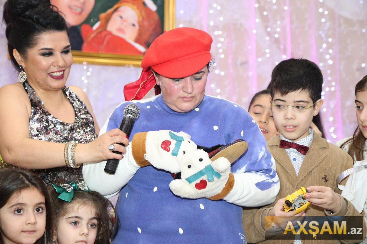 Elza yeni doğulan nəvəsi üçün qonaqlıq edib