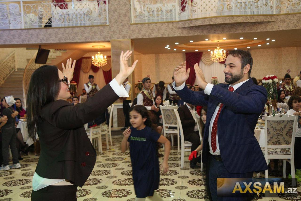 Elza yeni doğulan nəvəsi üçün qonaqlıq edib