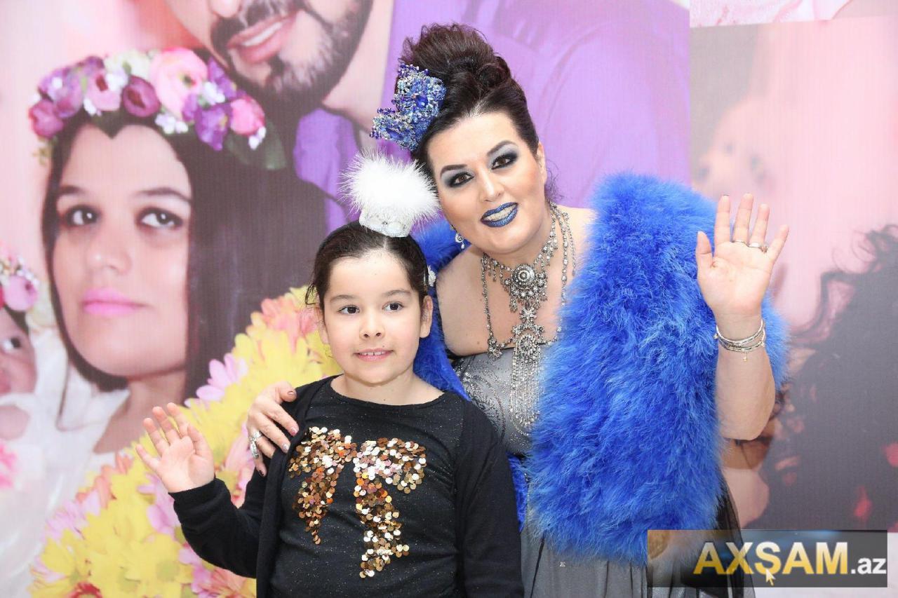 Elza yeni doğulan nəvəsi üçün qonaqlıq edib