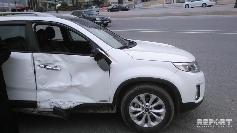 В Баку пассажирский автобус столкнулся с легковушкой