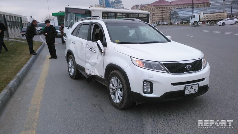 В Баку пассажирский автобус столкнулся с легковушкой
