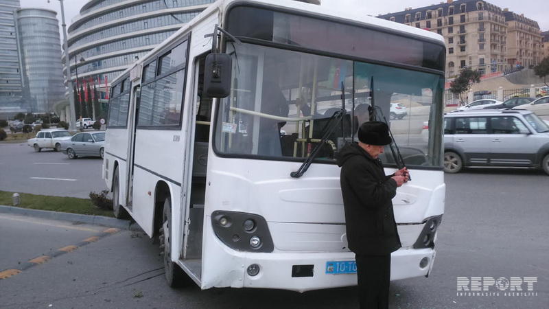 В Баку пассажирский автобус столкнулся с легковушкой