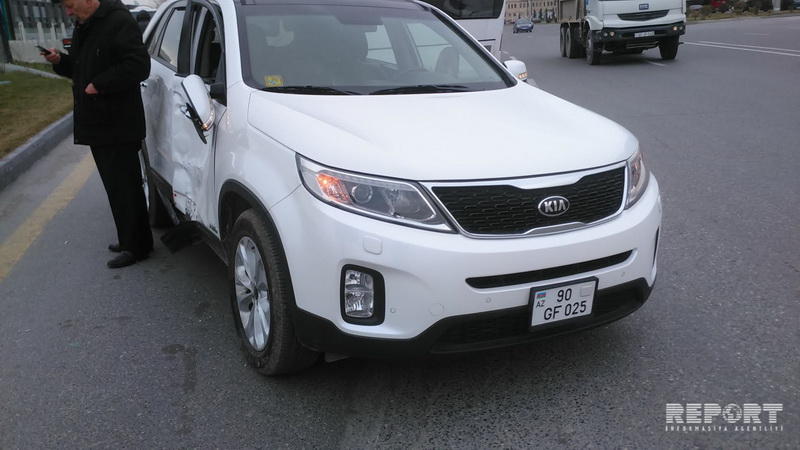 В Баку пассажирский автобус столкнулся с легковушкой