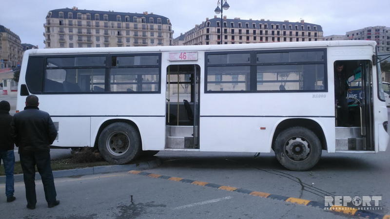 В Баку пассажирский автобус столкнулся с легковушкой