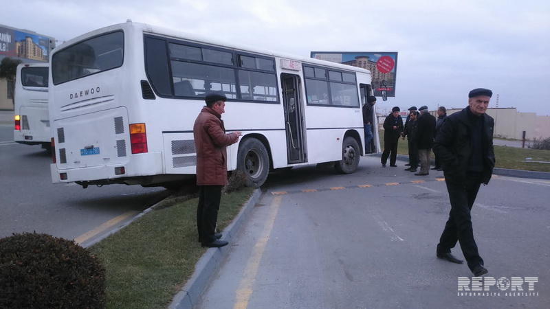 В Баку пассажирский автобус столкнулся с легковушкой