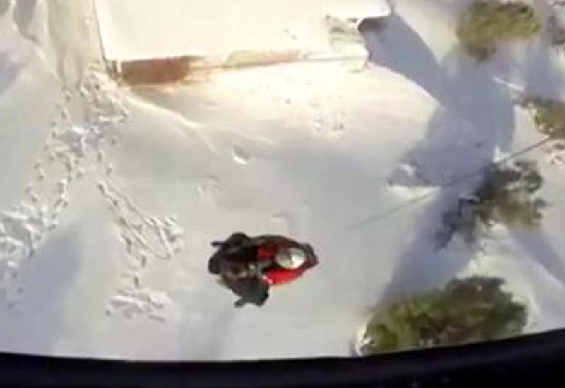 Военные спасли двух человек с парализованного снегом острова