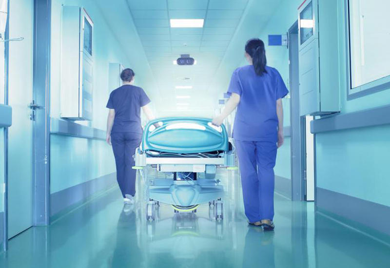 Сеть взорвало видео с врачом, просившим подождать истекающего кровью мужчину