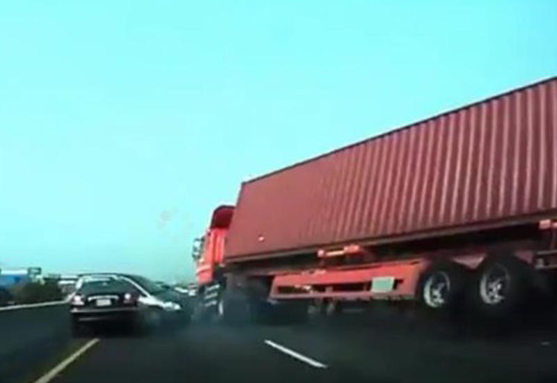 Водитель заснял, как его фуру едва не перевернуло ветром