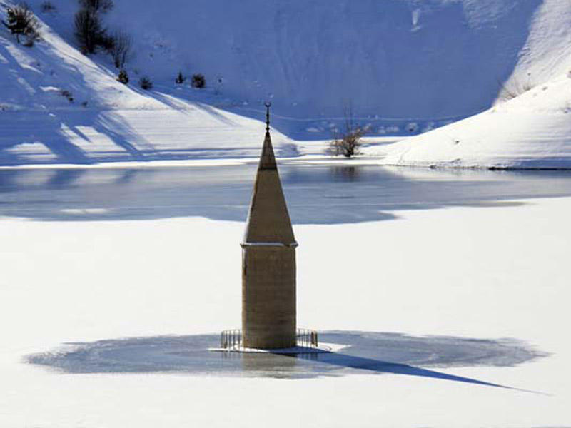 Sular çəkilincə məscid minarəsi ortaya çıxdı