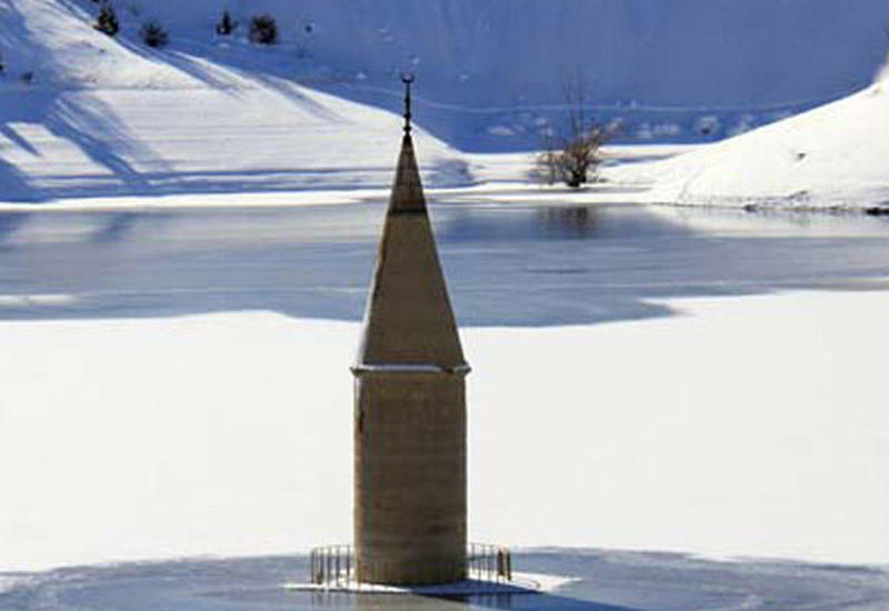 Sular çəkilincə məscid minarəsi ortaya çıxdı