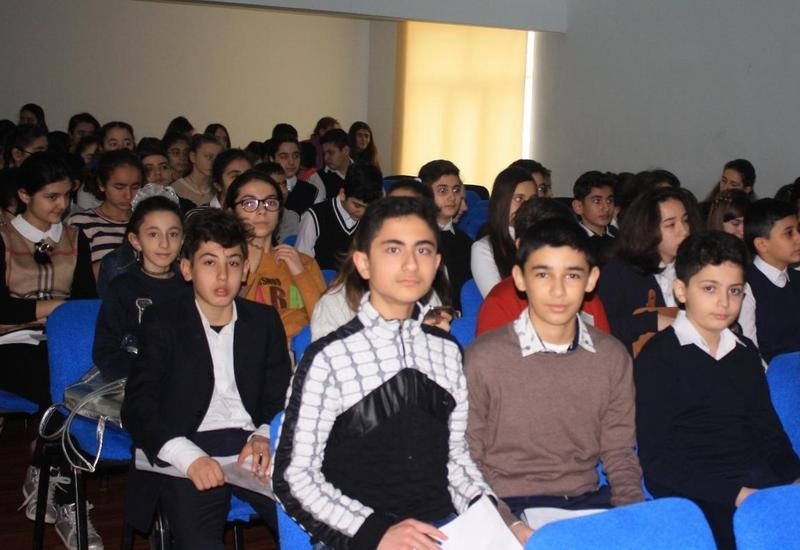 Сотни школьников приняли участие в Олимпиаде в Баку