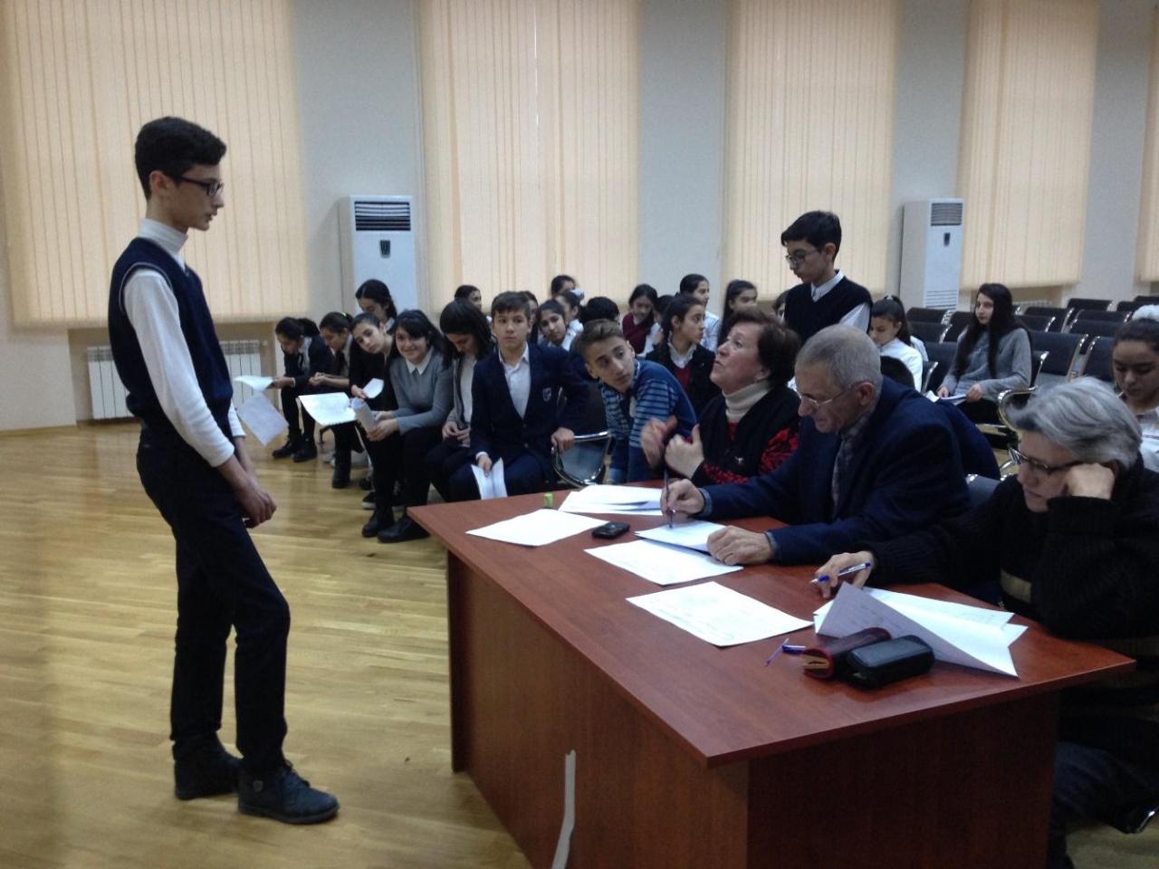 Сотни школьников приняли участие в Олимпиаде в Баку