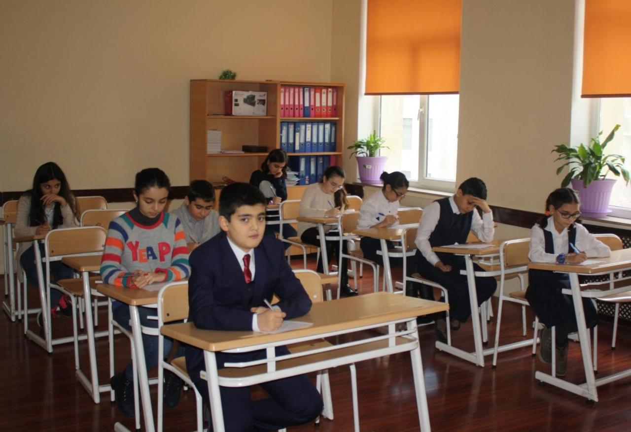 Сотни школьников приняли участие в Олимпиаде в Баку