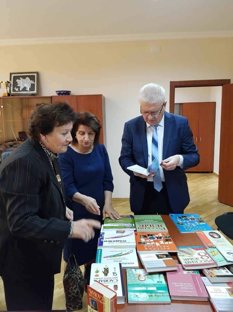 Сотни школьников приняли участие в Олимпиаде в Баку