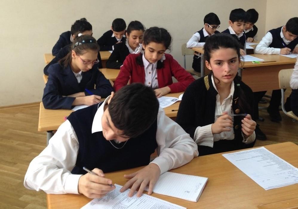 Сотни школьников приняли участие в Олимпиаде в Баку