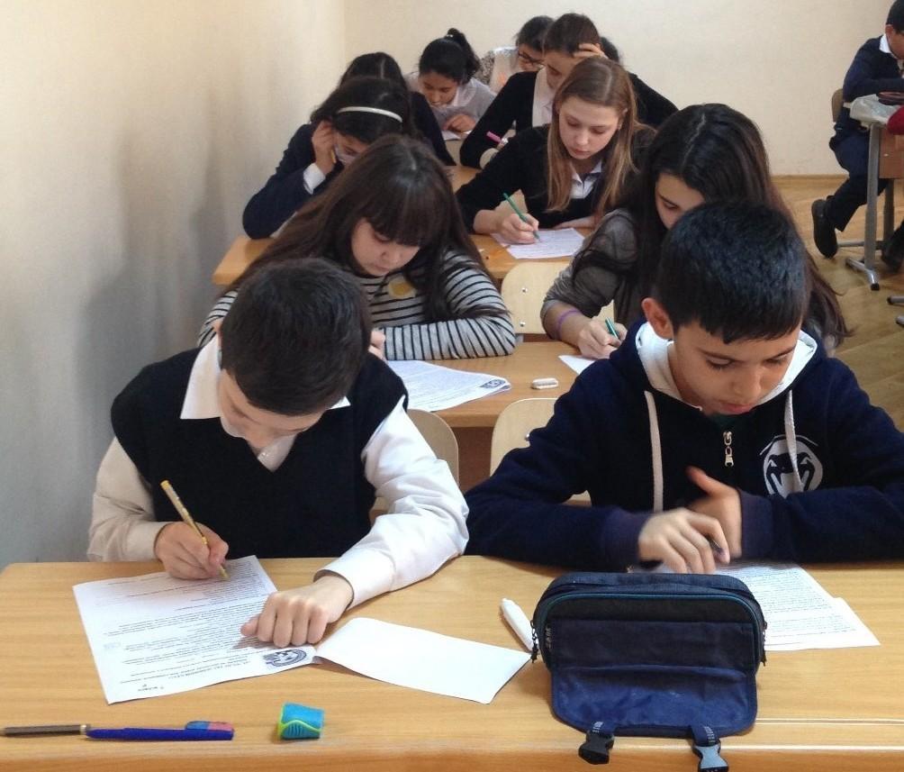 Сотни школьников приняли участие в Олимпиаде в Баку