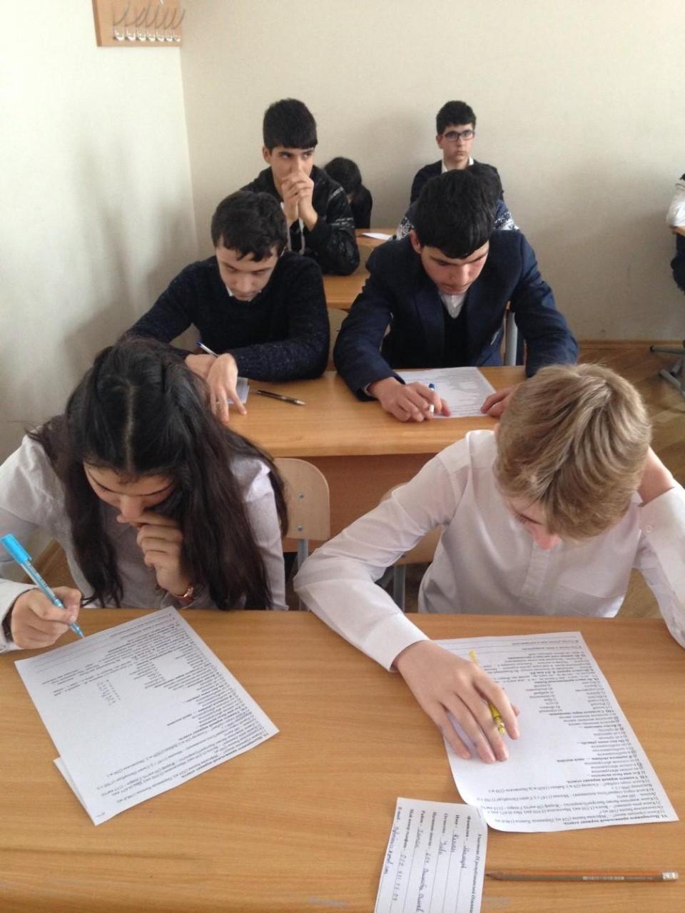 Сотни школьников приняли участие в Олимпиаде в Баку