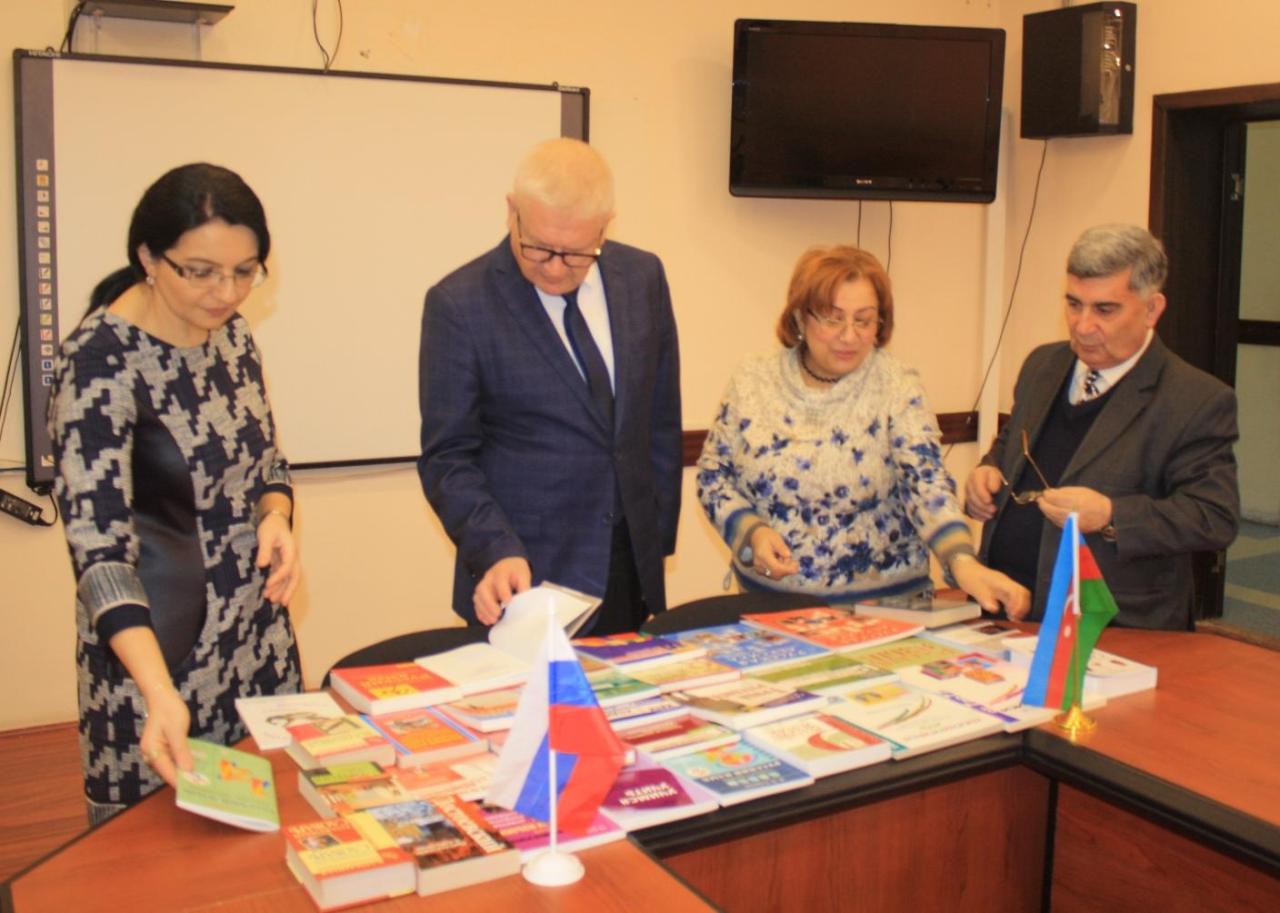 Сотни школьников приняли участие в Олимпиаде в Баку