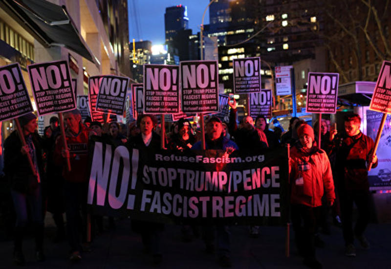 В Нью-Йорке на митинг против Трампа вышли мэр и голливудские актеры