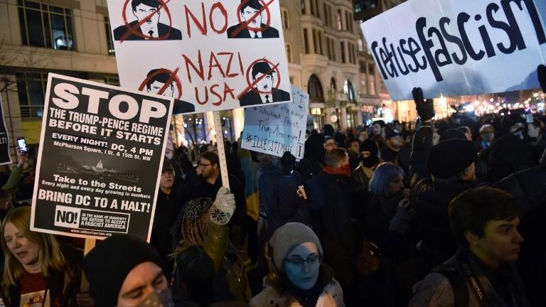 В Нью-Йорке на митинг против Трампа вышли мэр и голливудские актеры