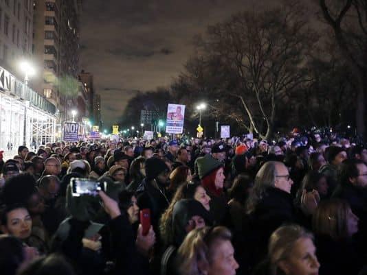 В Нью-Йорке на митинг против Трампа вышли мэр и голливудские актеры