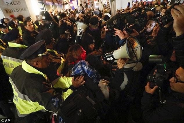 В Нью-Йорке на митинг против Трампа вышли мэр и голливудские актеры