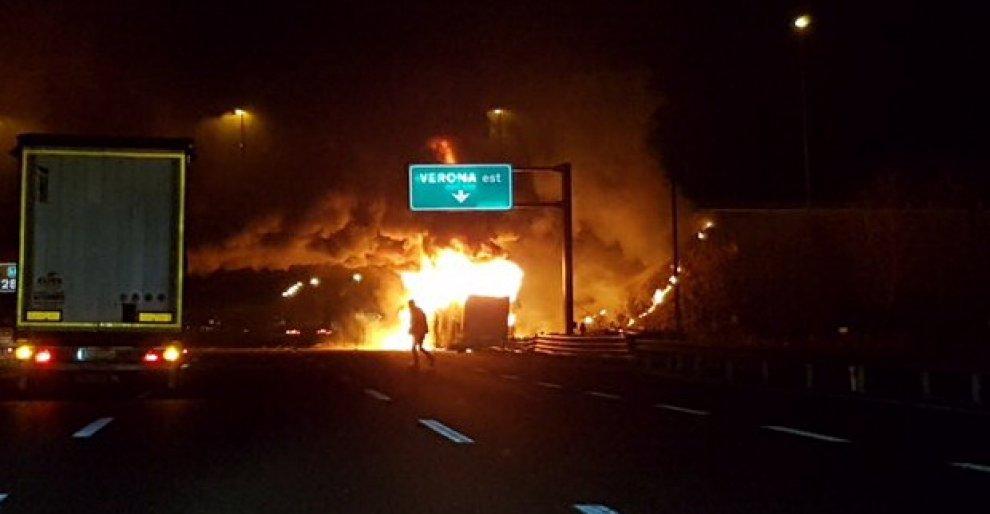 Ужасающая авария в Италии: школьники сгорели заживо в автобусе