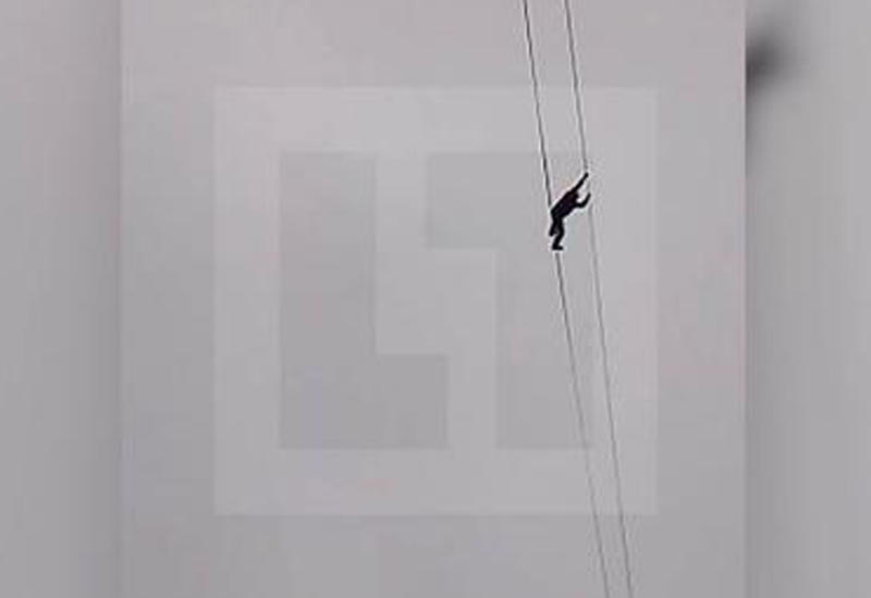 Момент падения жителя Курска, ходившего по проводам, попал на камеры