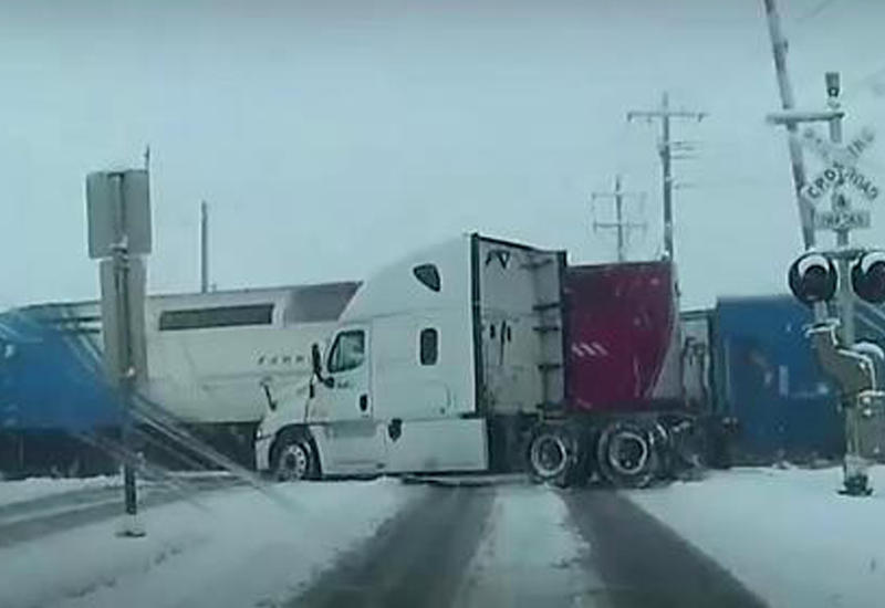 В США пассажирский поезд разорвал фуру пополам