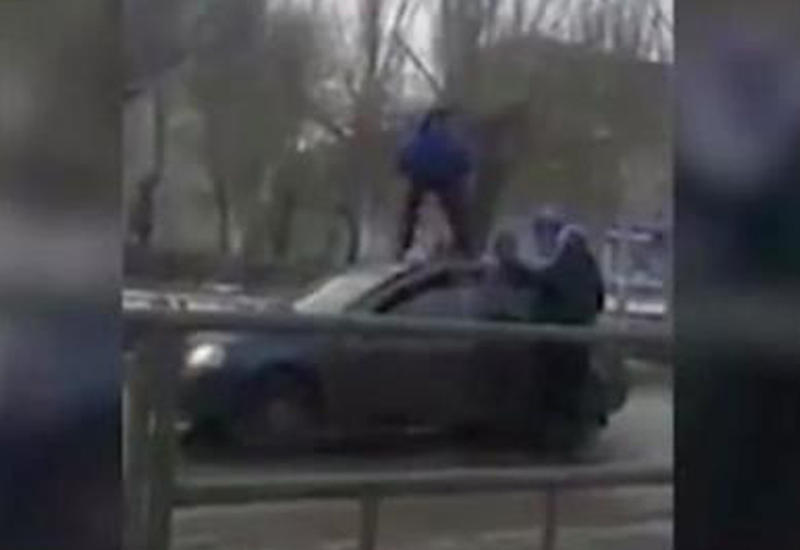 Водитель такси запихнул в багажник мужчину, прыгавшего на его авто