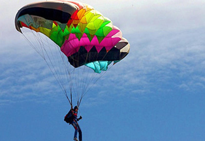 Экстремал чудом остался жив, выполняя прыжок с парашютом