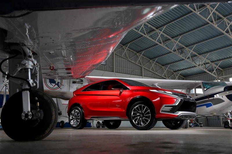 Mitsubishi выпустила официальный тизер с "убийцей" Nissan Qashqai