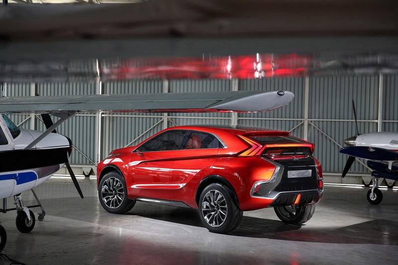 Mitsubishi выпустила официальный тизер с "убийцей" Nissan Qashqai